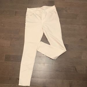 White Old Navy super skinny mid-rise jeans. Size 6 regular.